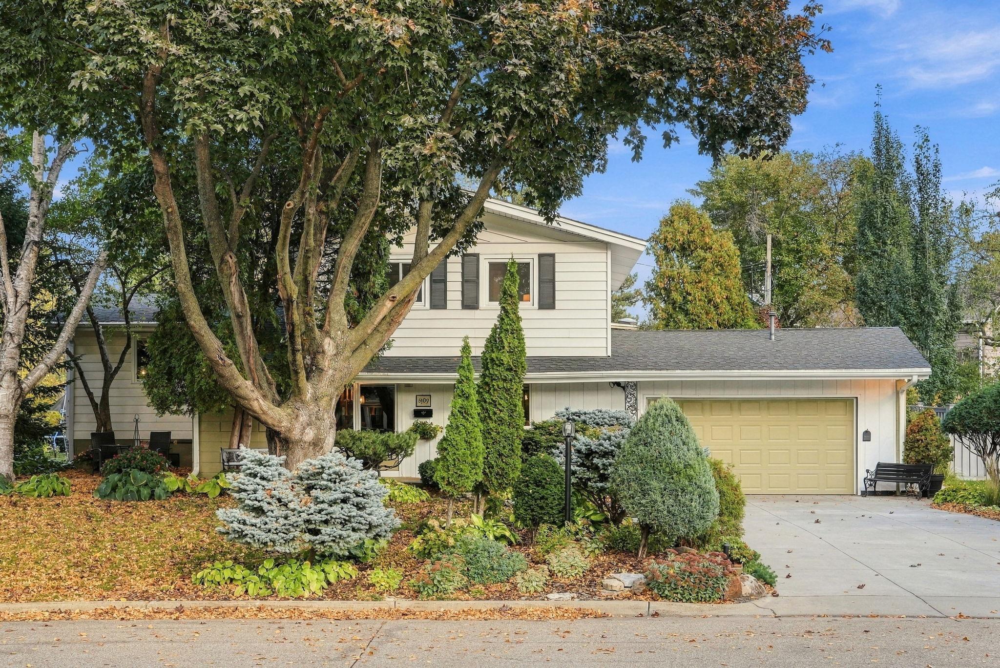 6109 Tingdale Avenue Property Photo 2