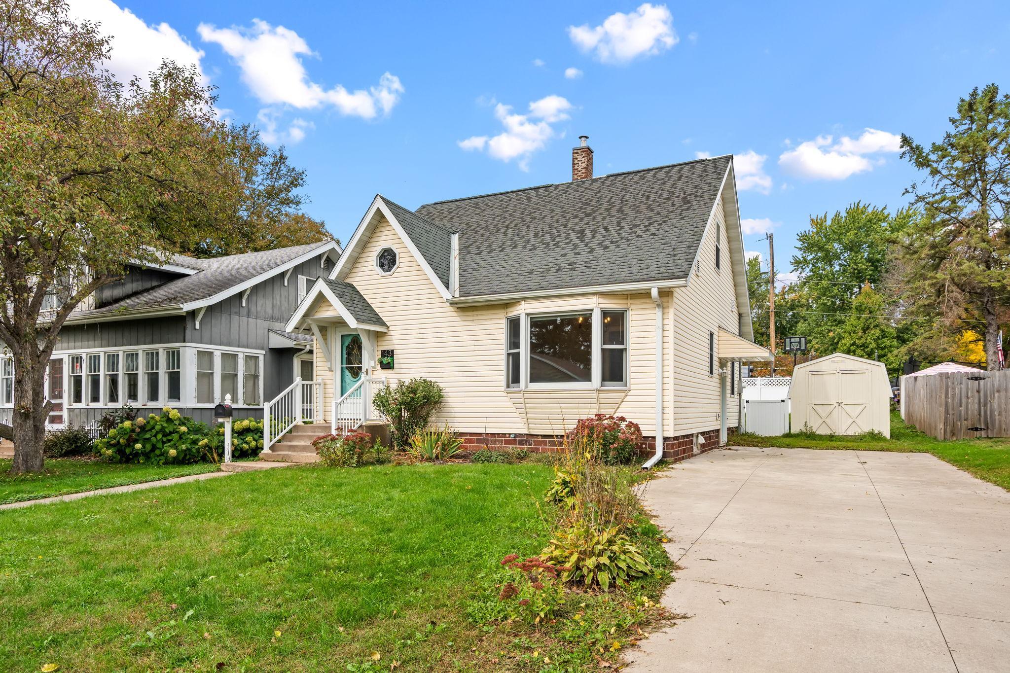 143 Maple Street E Property Photo 4