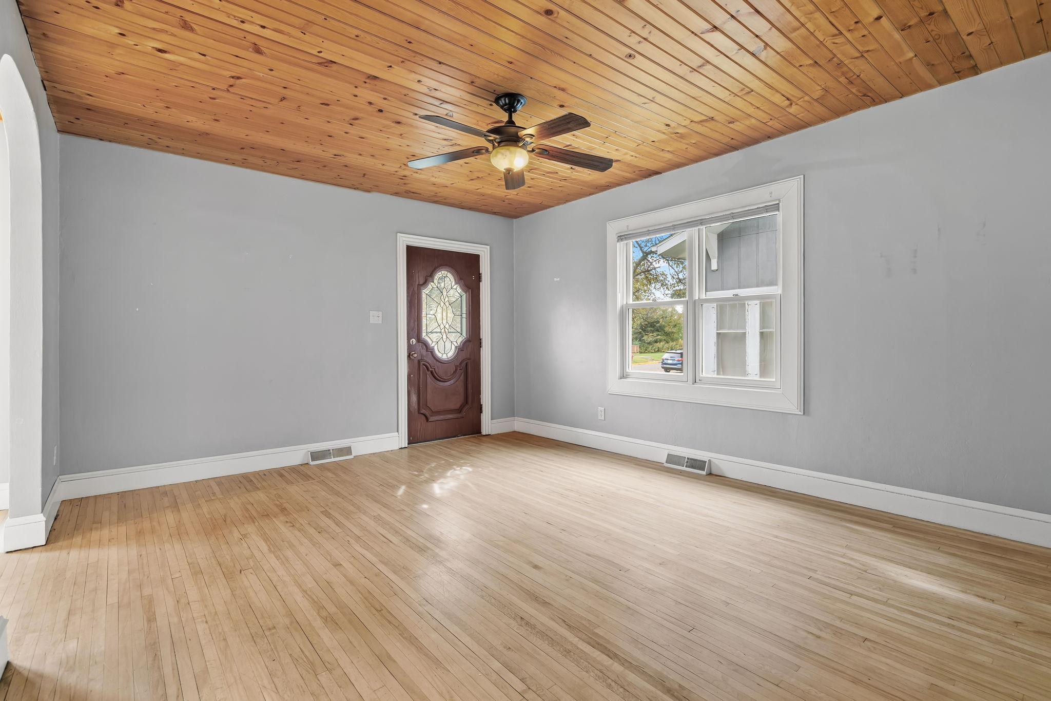 143 Maple Street E Property Photo 11