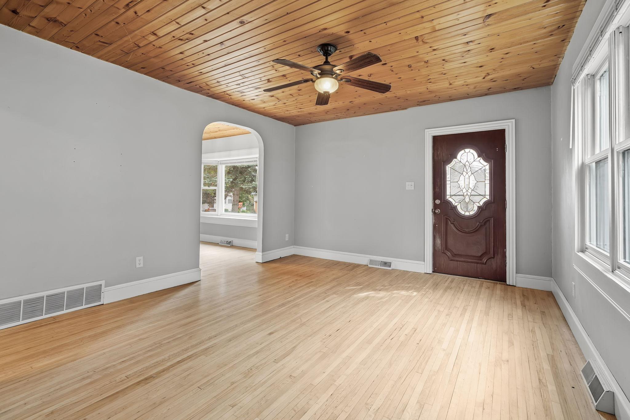 143 Maple Street E Property Photo 12