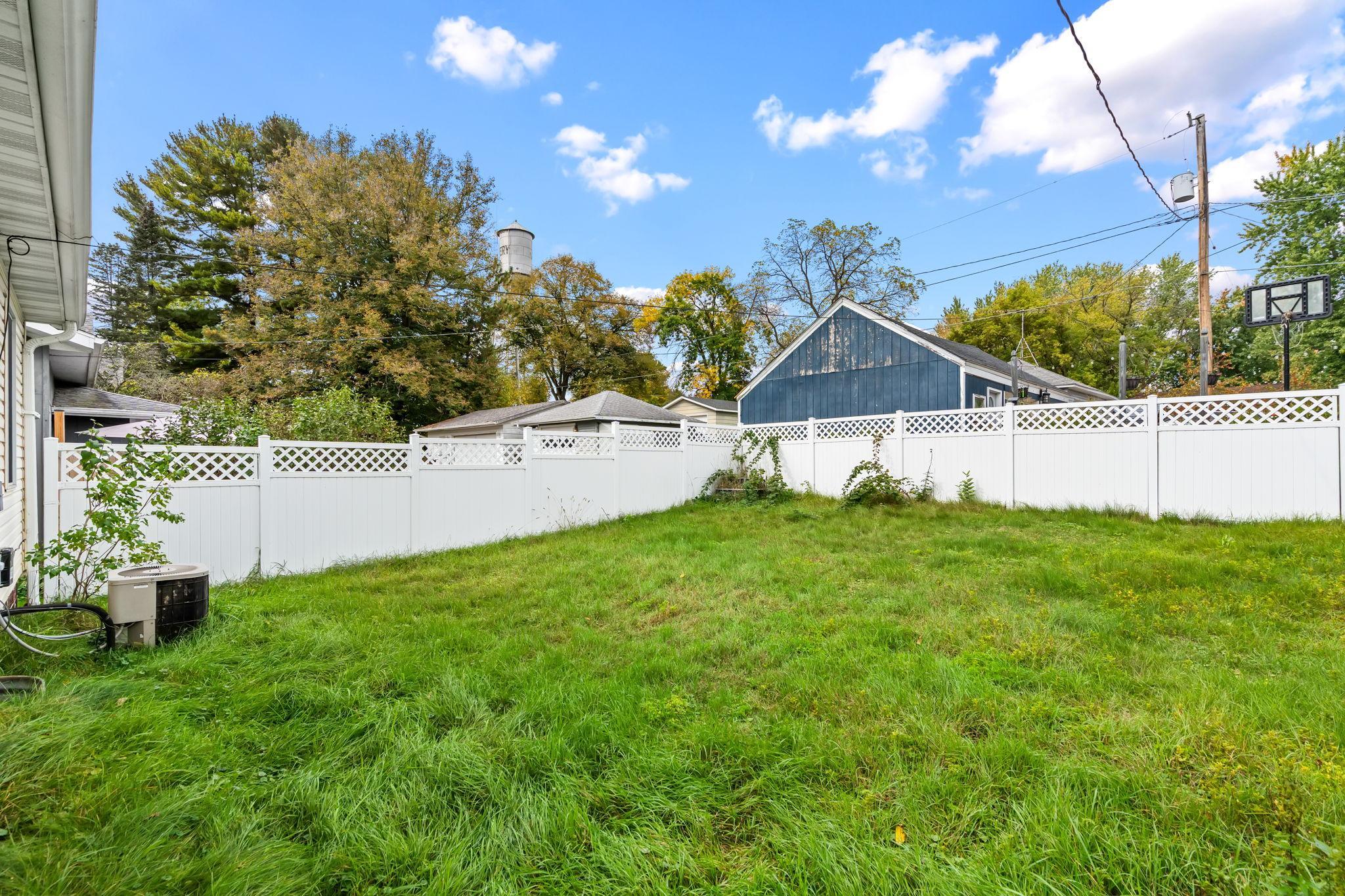 143 Maple Street E Property Photo 27