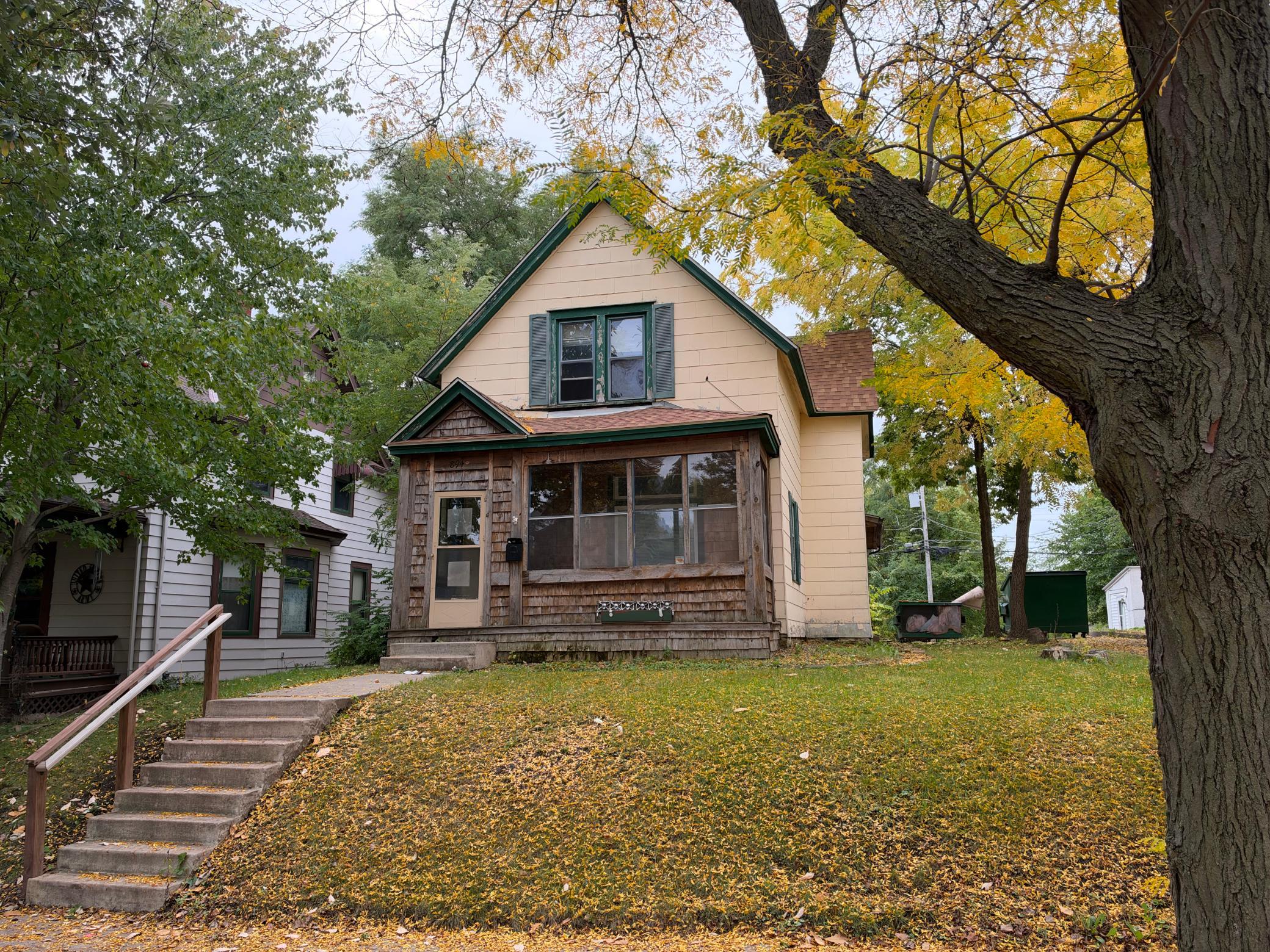 894 5th Street E Property Photo 1