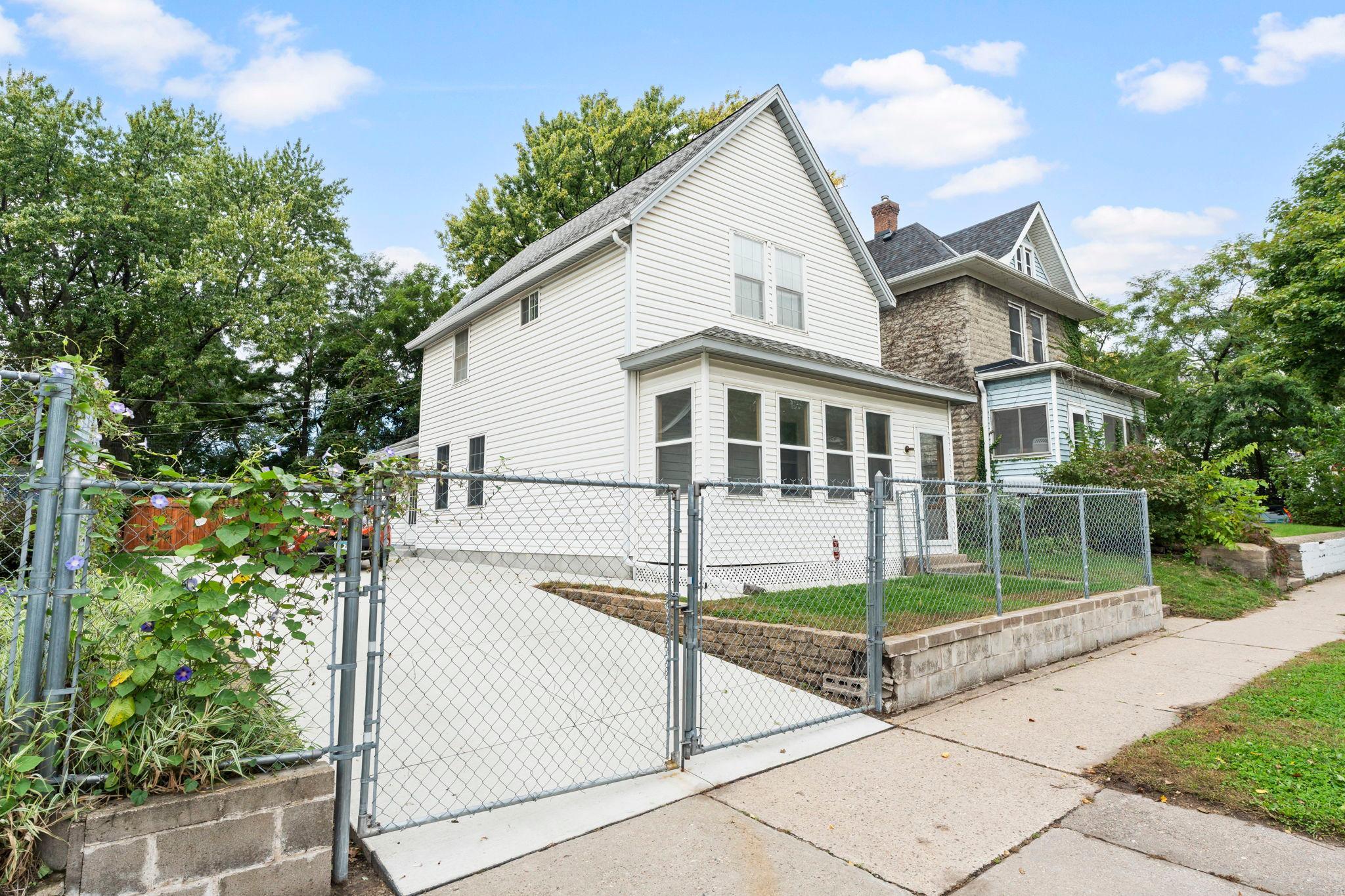 909 Park Street Property Photo 2