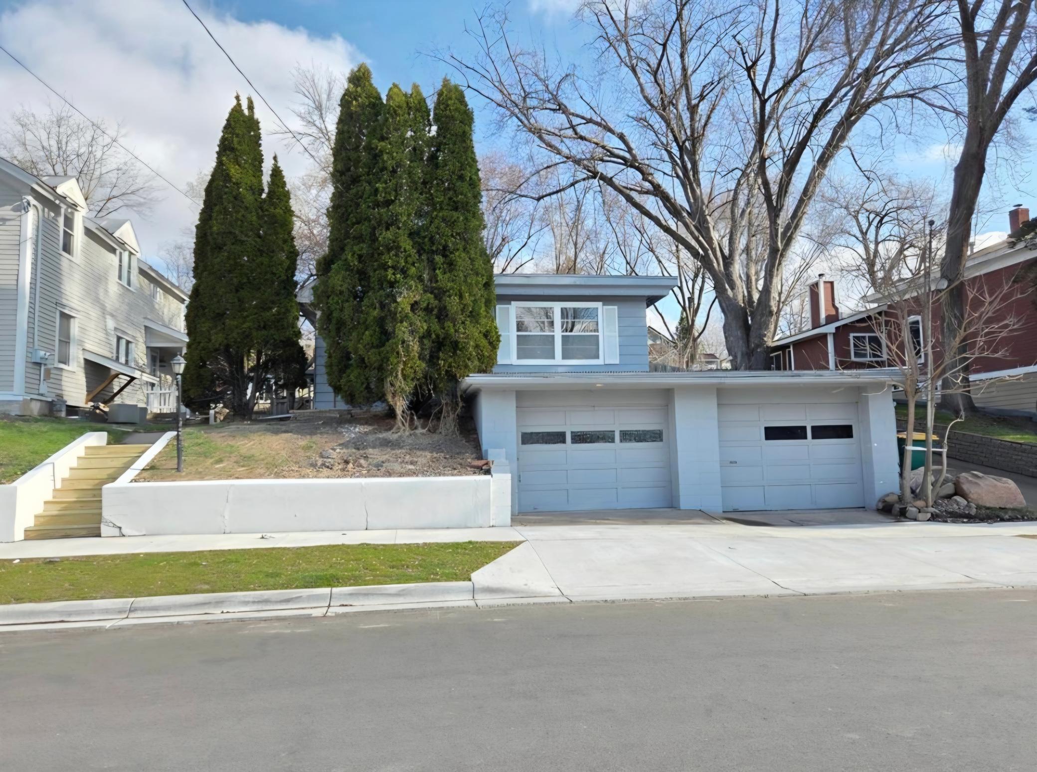 712 Maple Street W Property Photo 1