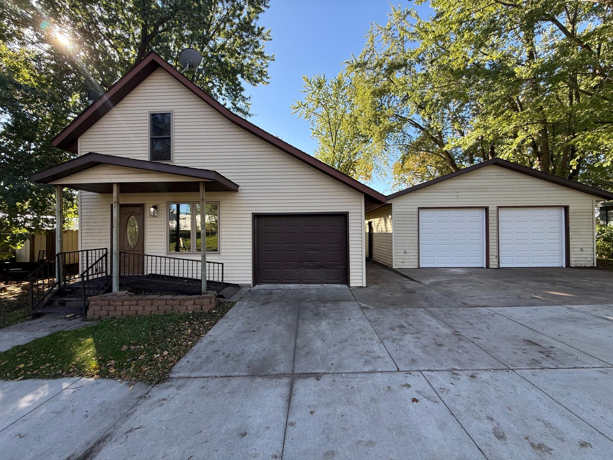 525 Lake Street N Property Photo 1