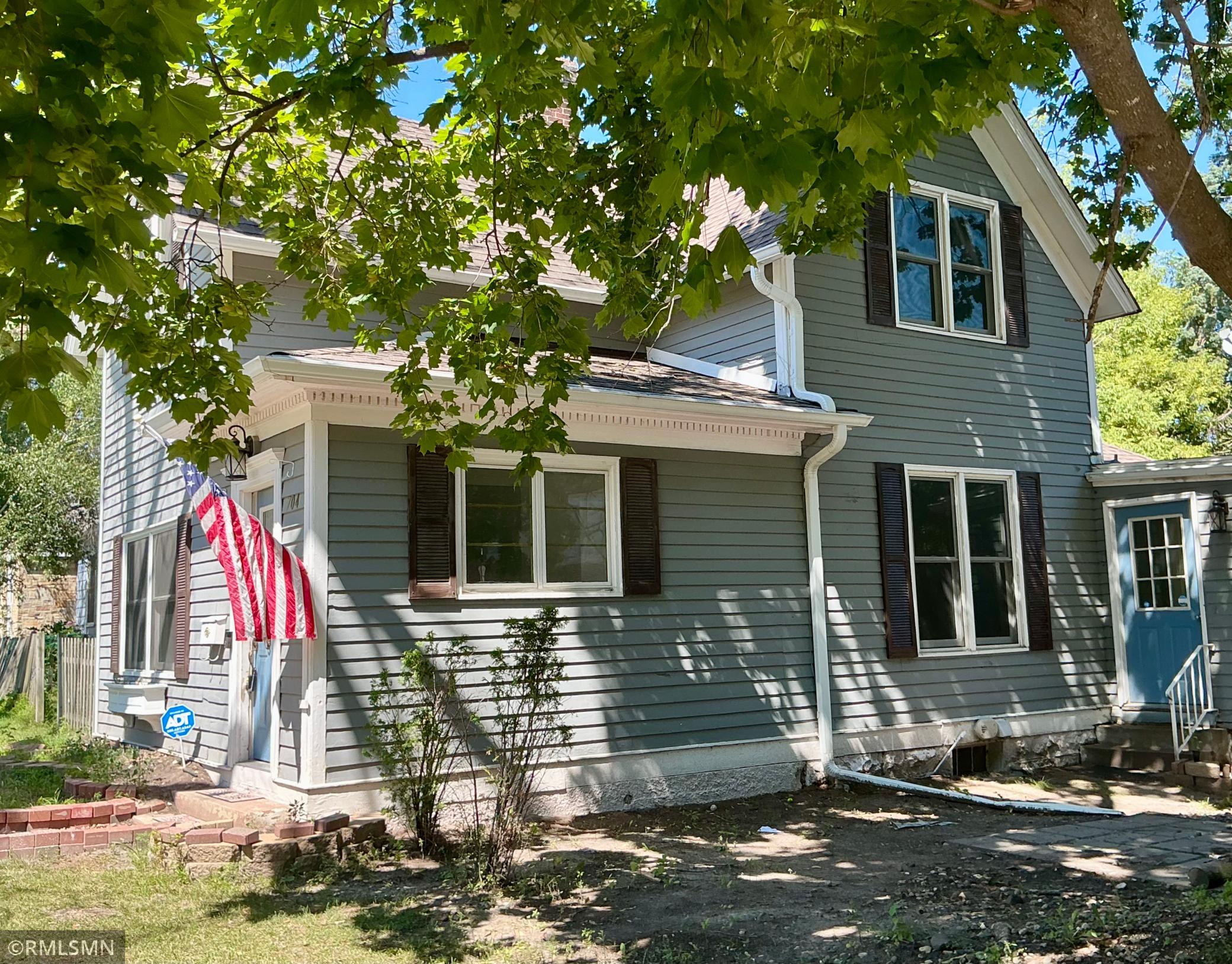704 Mulberry Street W Property Photo 1