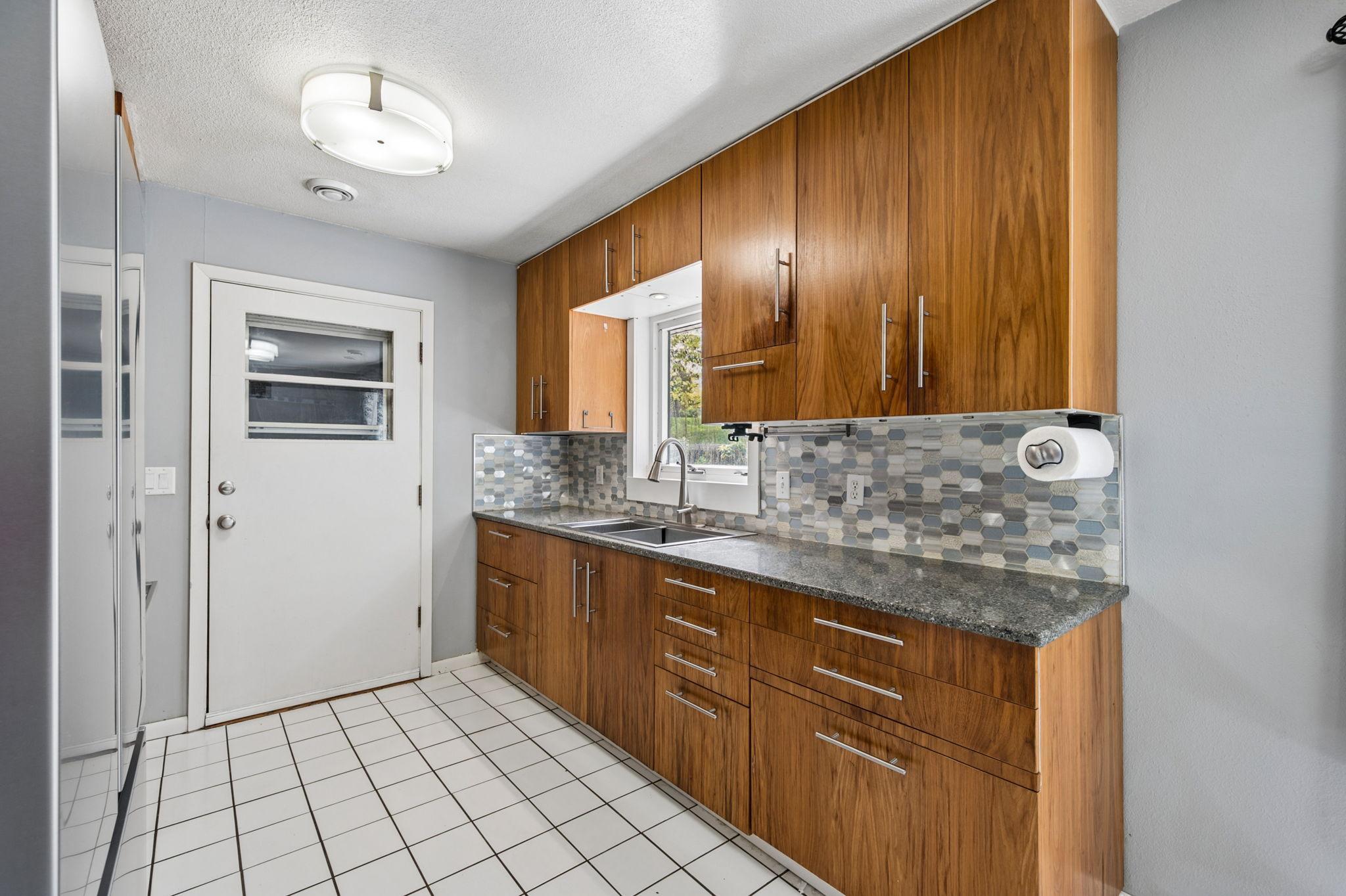 718 E River Street Property Photo 4