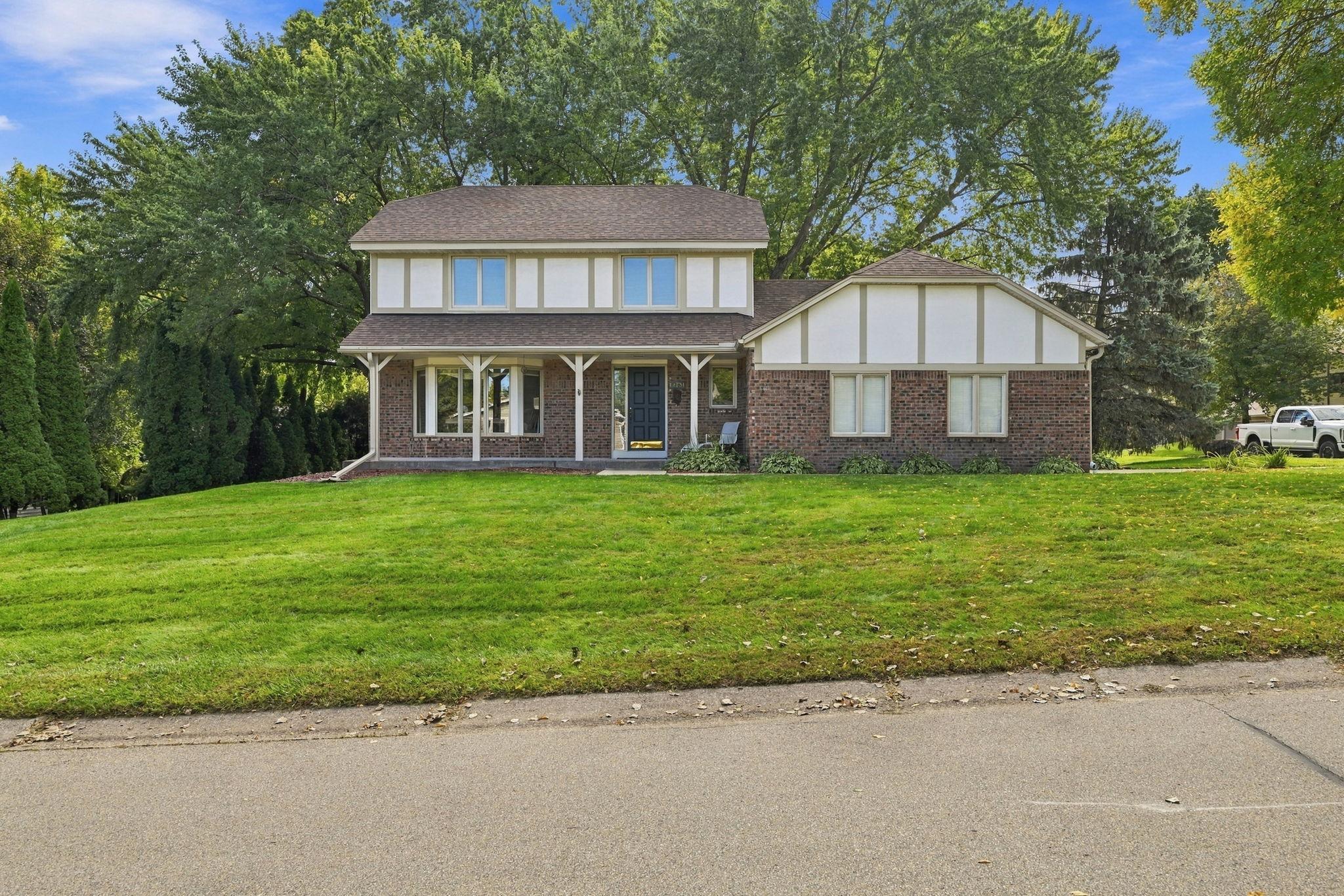 18731 Maple Leaf Drive Property Photo 2
