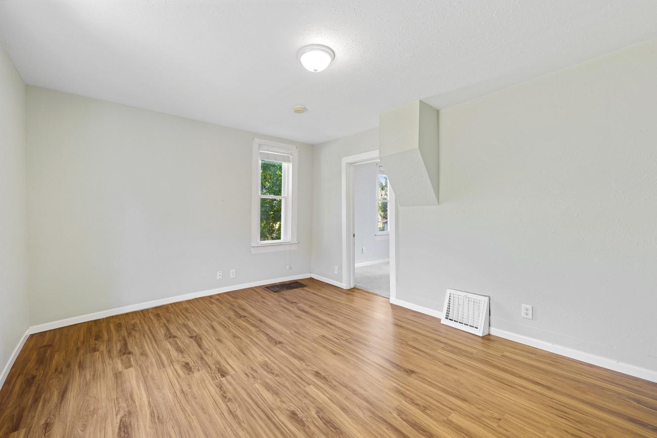 308 Stevens Street W Property Photo 7