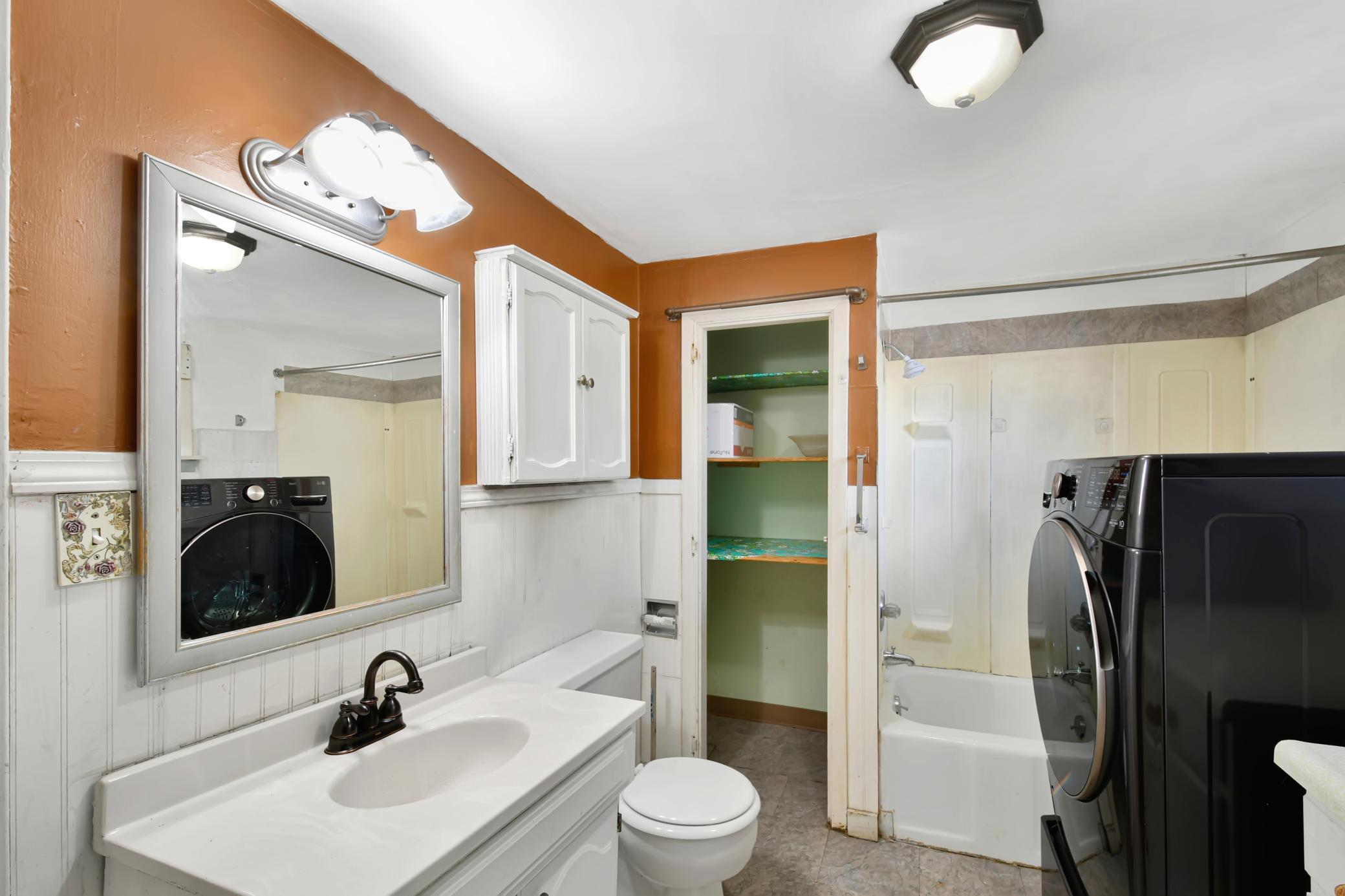 523 Front Street N Property Photo 12