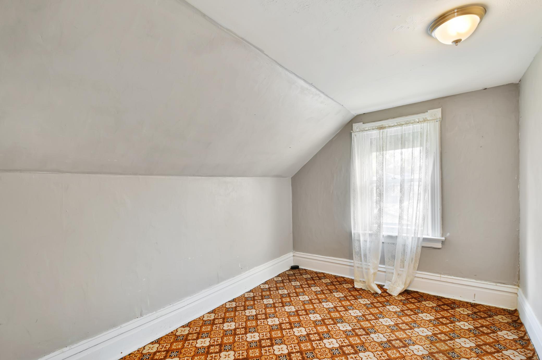 523 Front Street N Property Photo 33