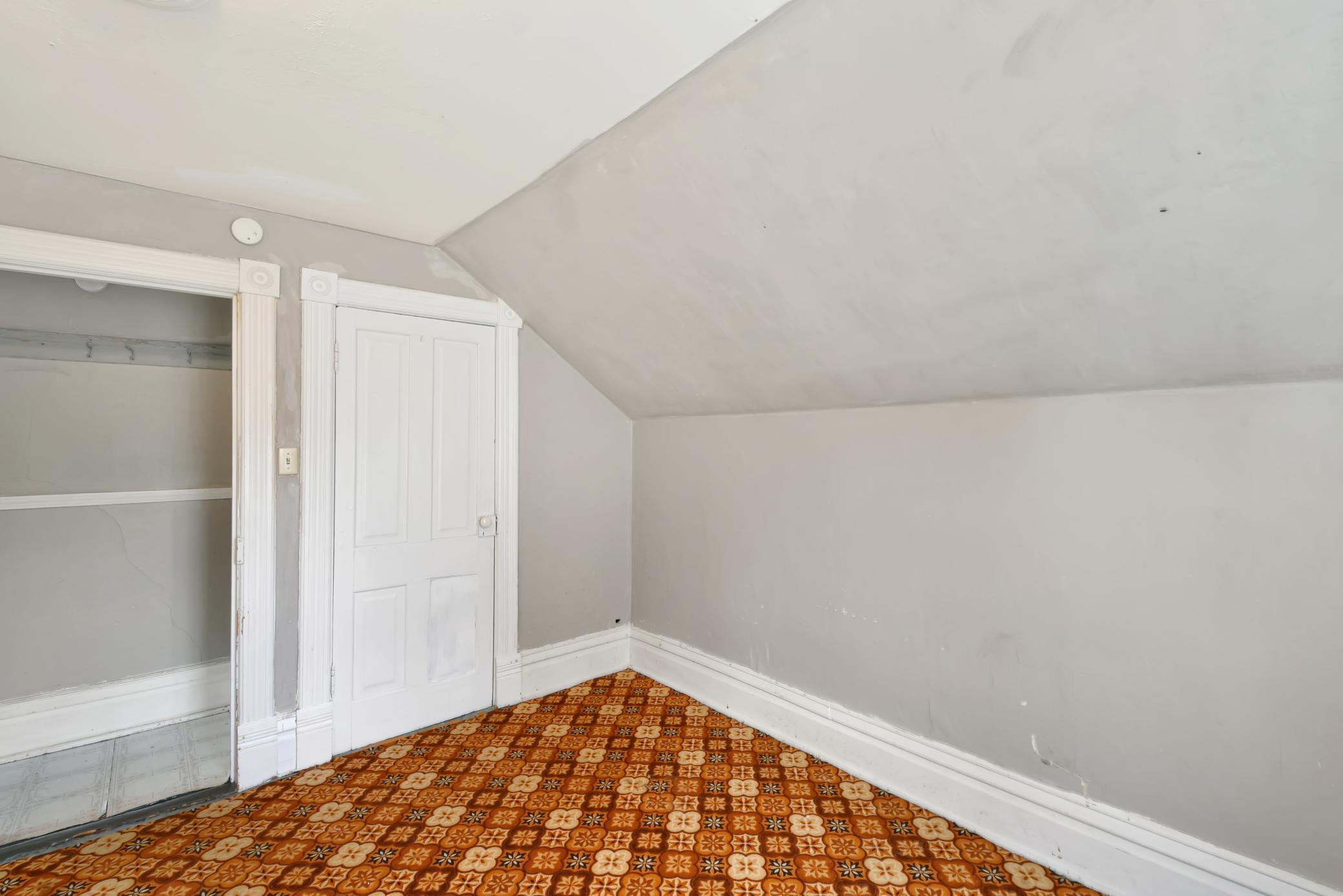 523 Front Street N Property Photo 34