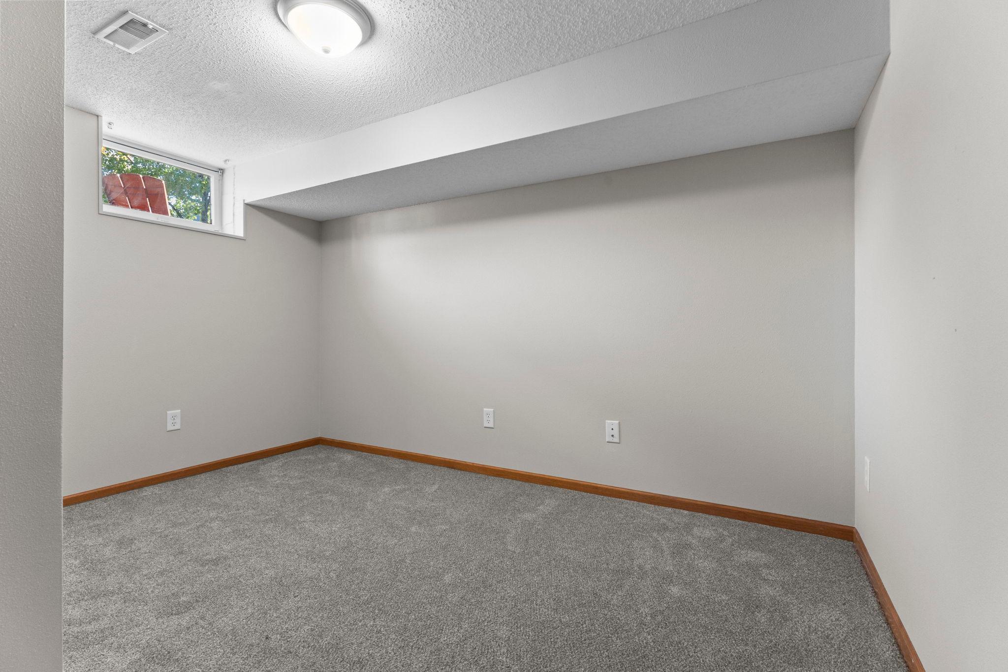 2001 W 61st Street Property Photo 32