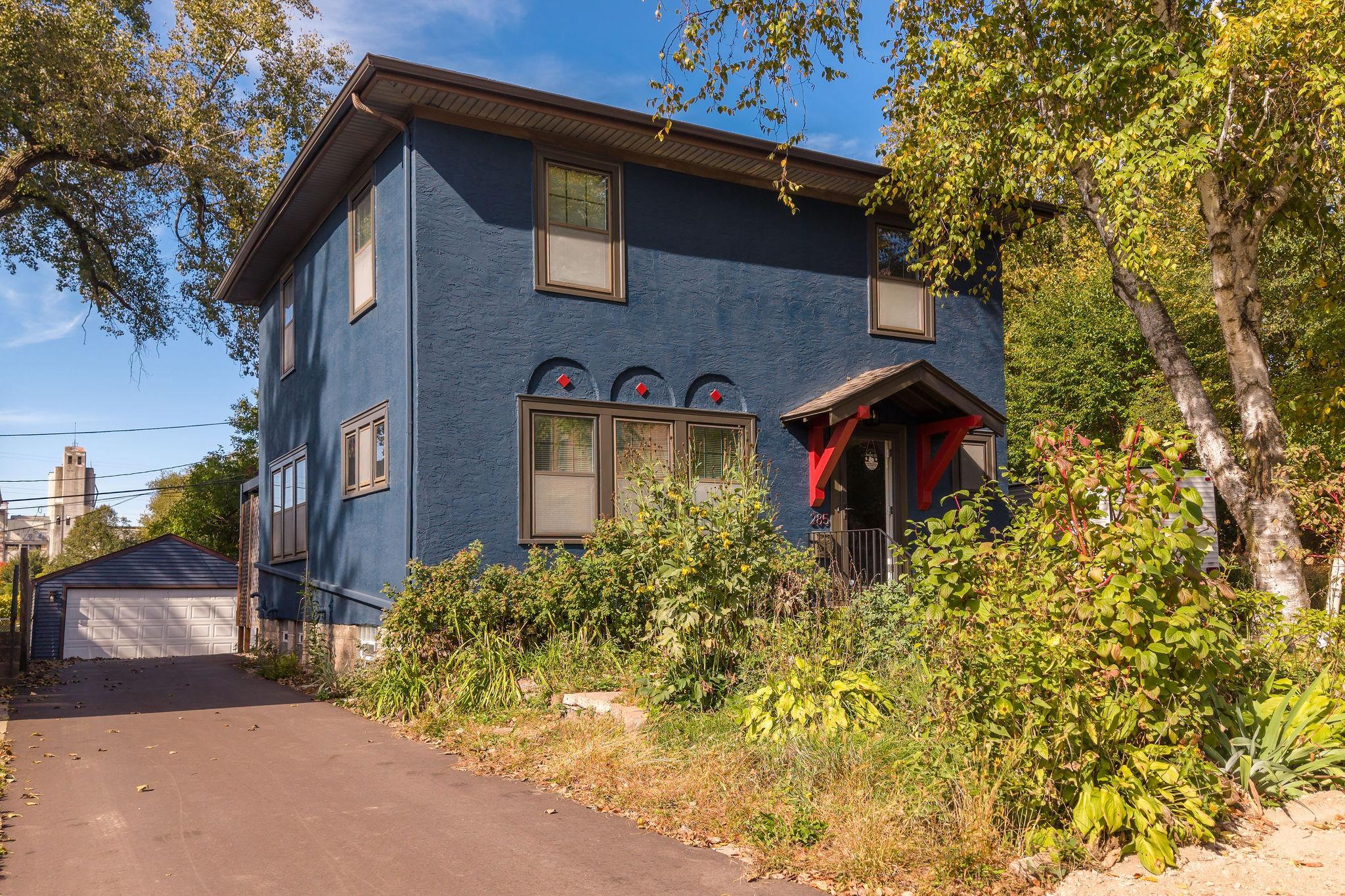 285 Queen Avenue N Property Photo 1