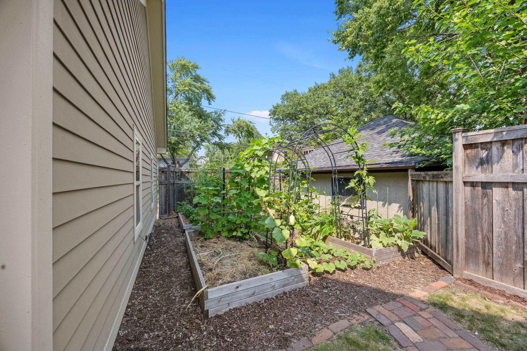 695 Fairmount Avenue Property Photo 30