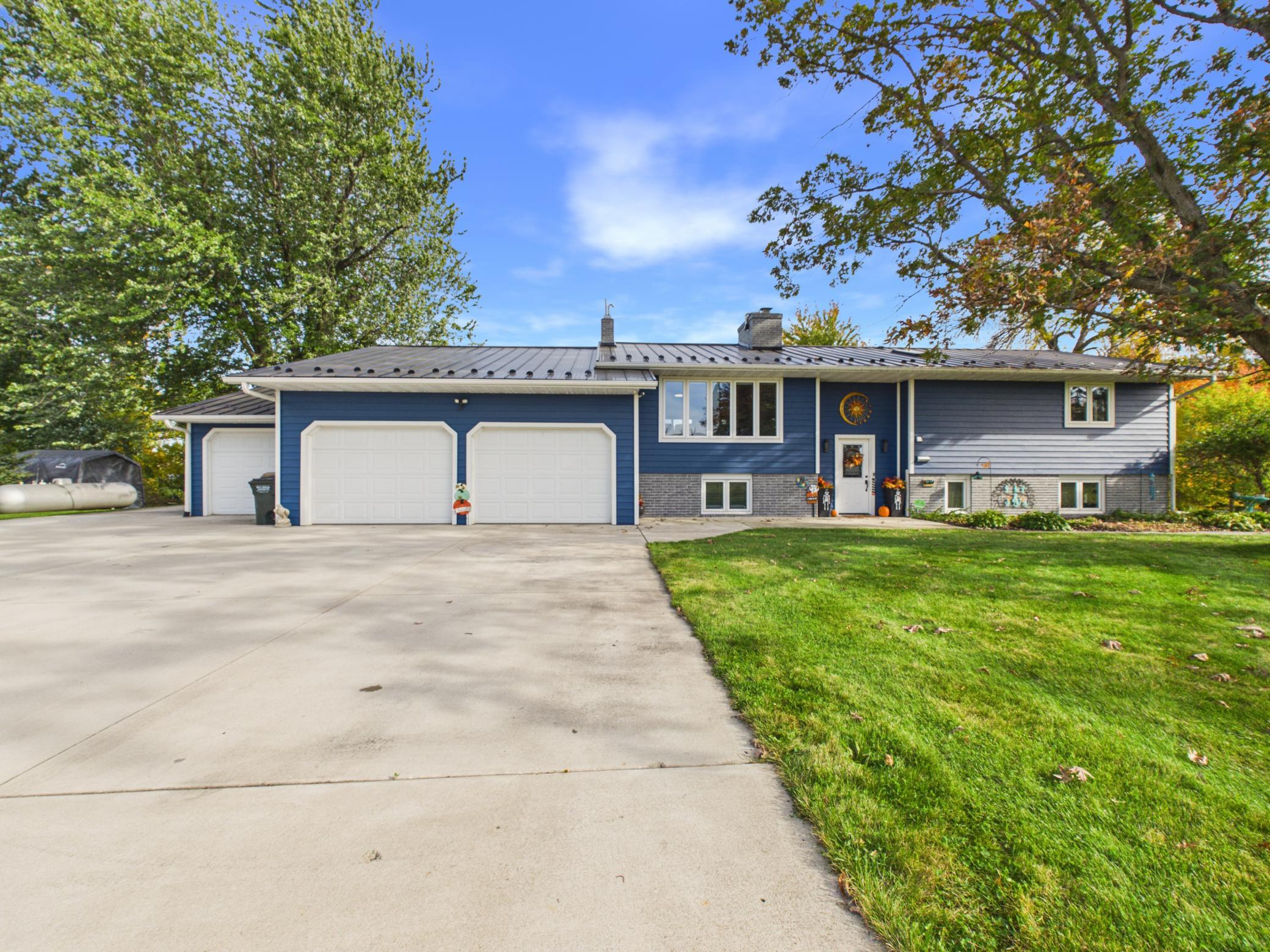 44538 Saukview Drive Property Photo 3