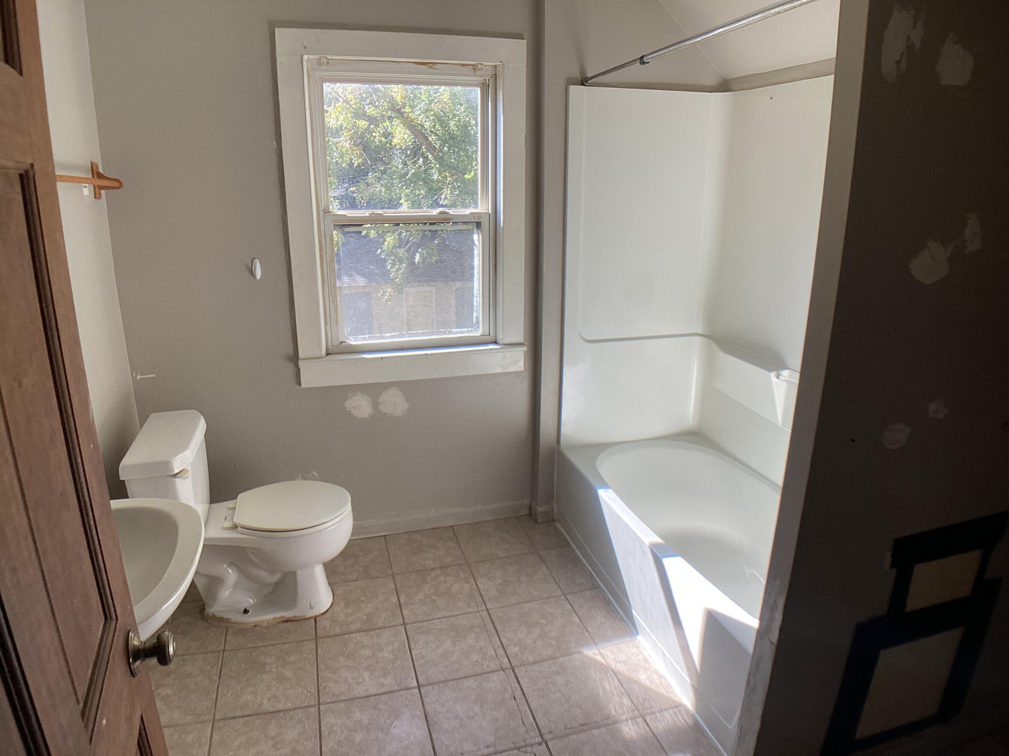 2319 W Broadway Avenue Property Photo 9