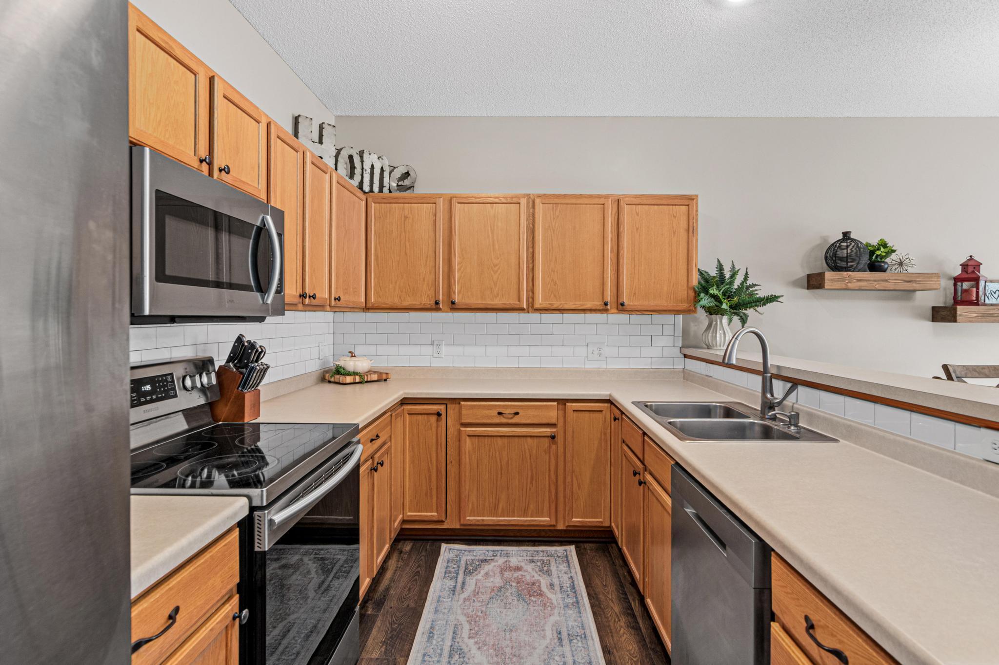 492 Willoughby Way W Property Photo 4