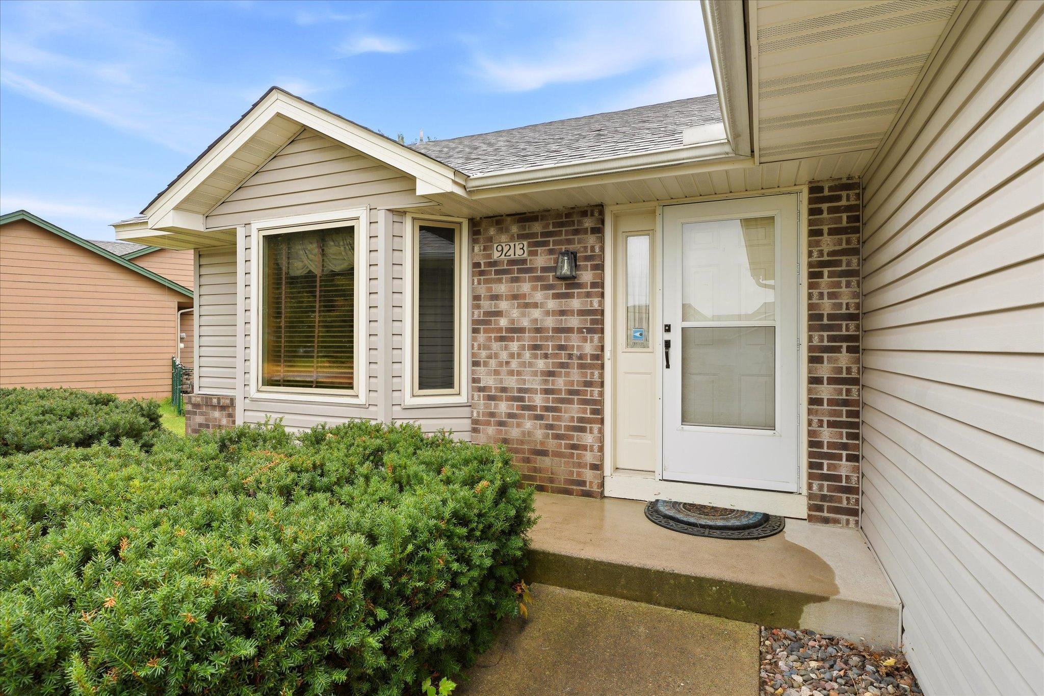 9213 Queens Gardens Property Photo 3