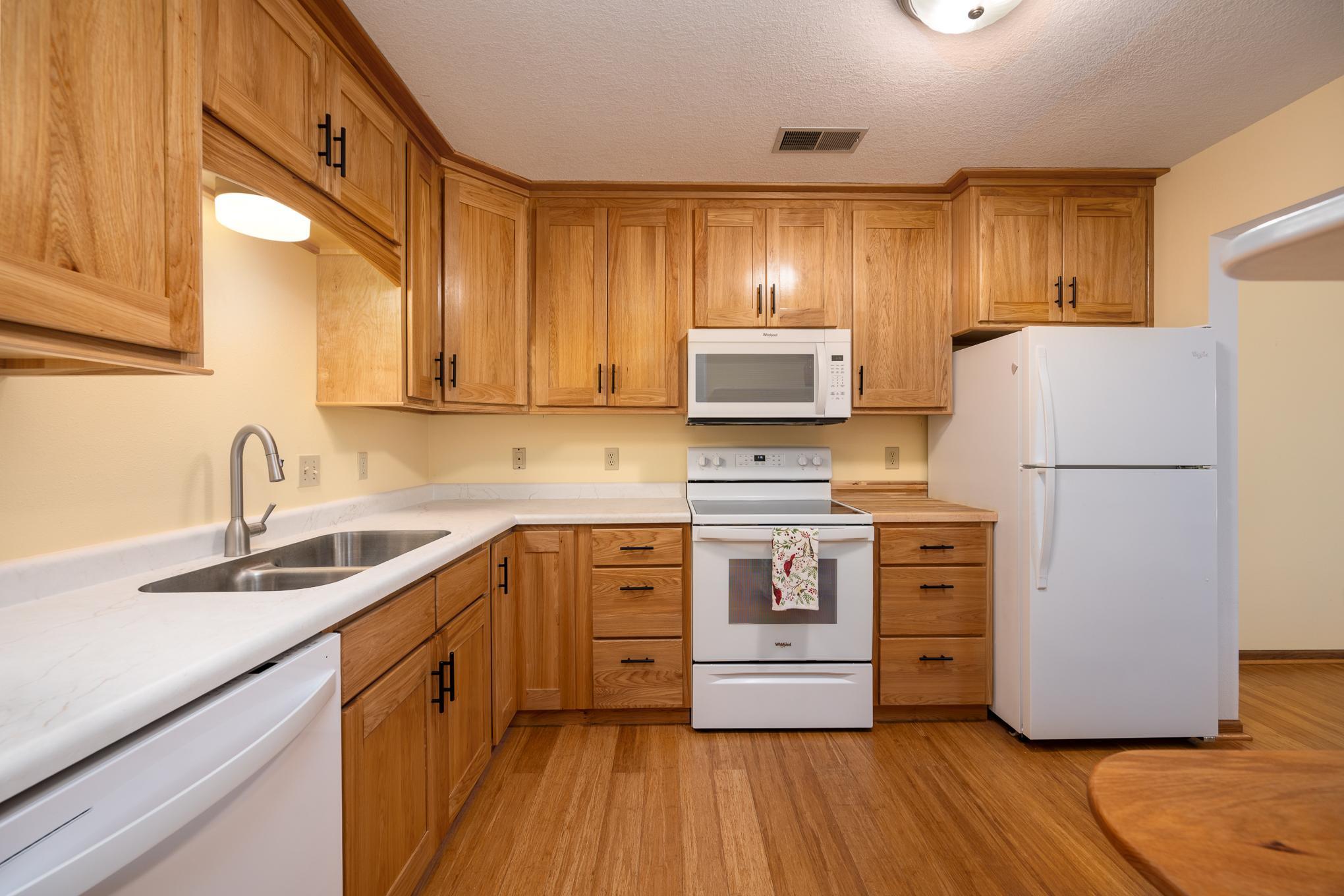 606 Pondhurst Drive Property Photo 3