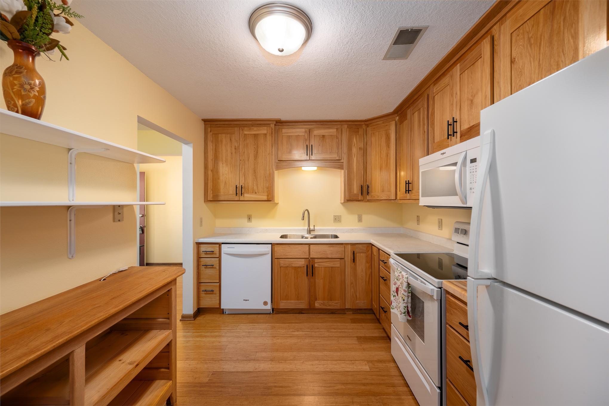 606 Pondhurst Drive Property Photo 4