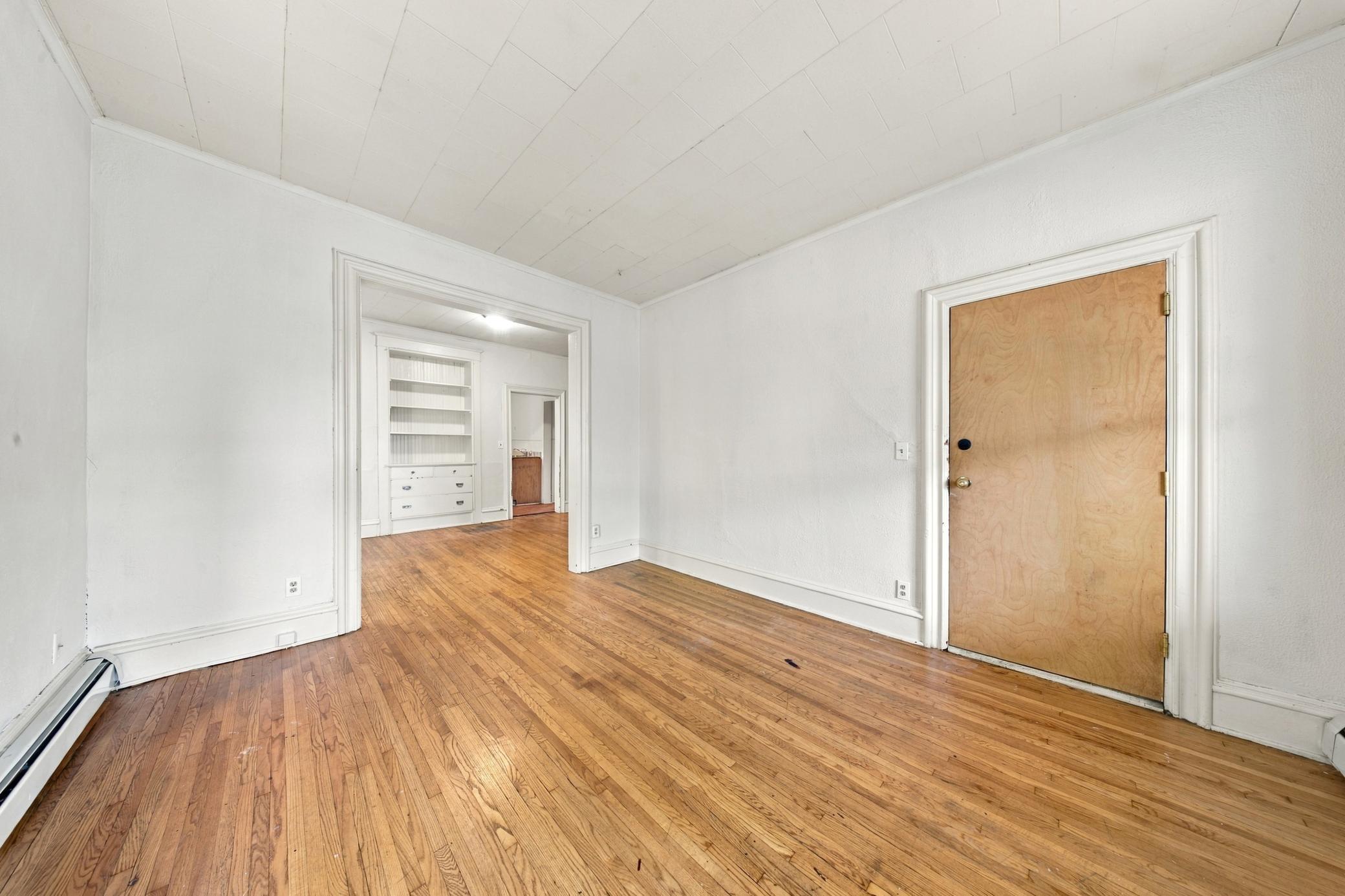 696 5th Street E Property Photo 3