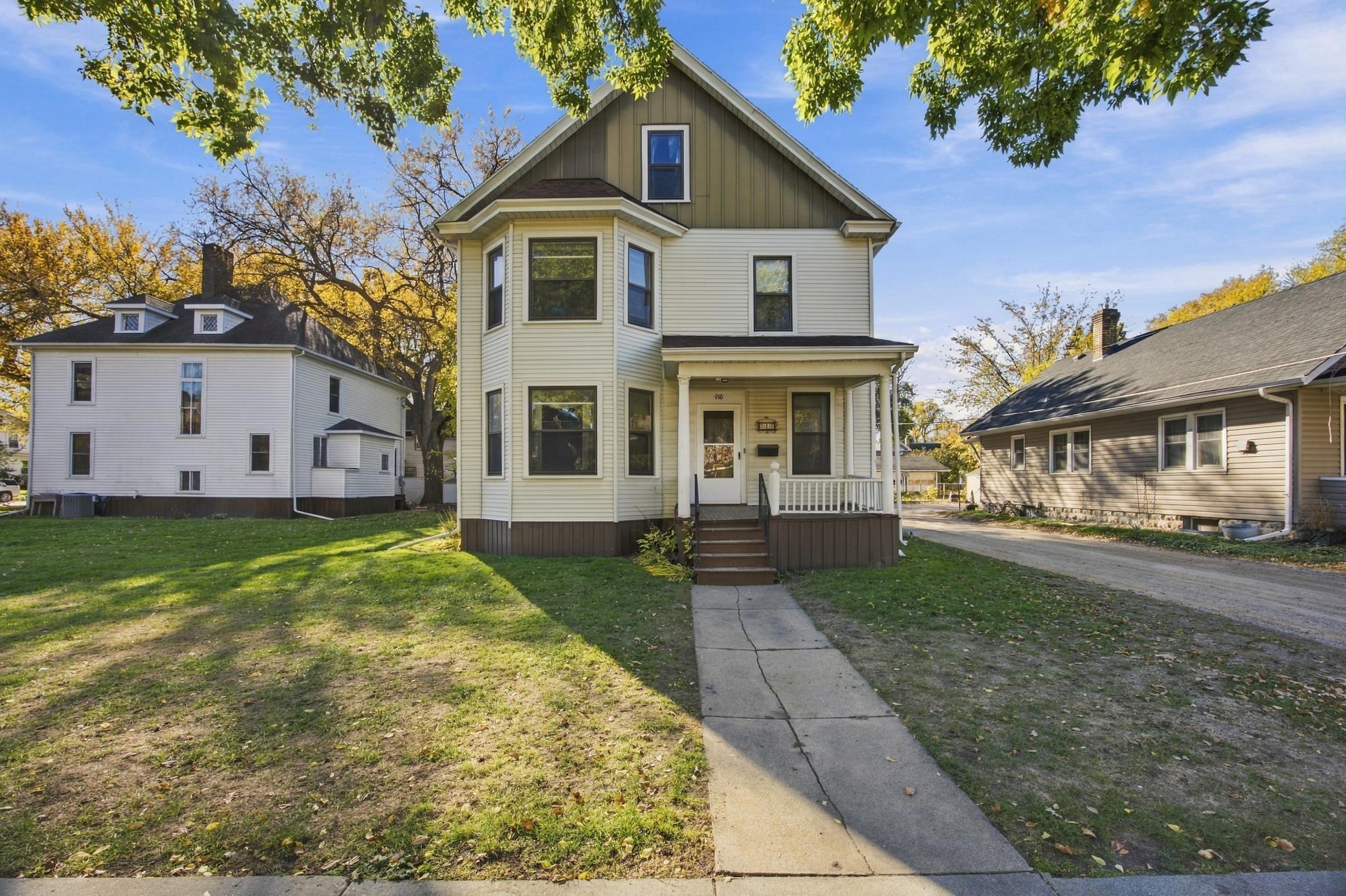 910 5th Avenue S Property Photo 1