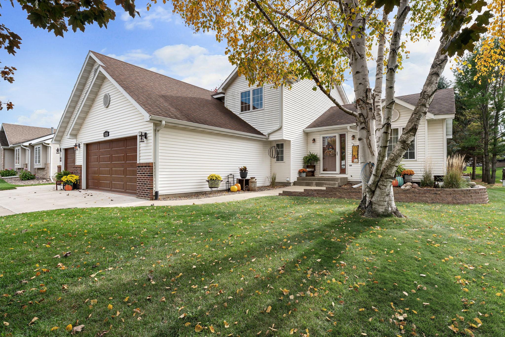 828 Lancer Drive Ne Property Photo 1