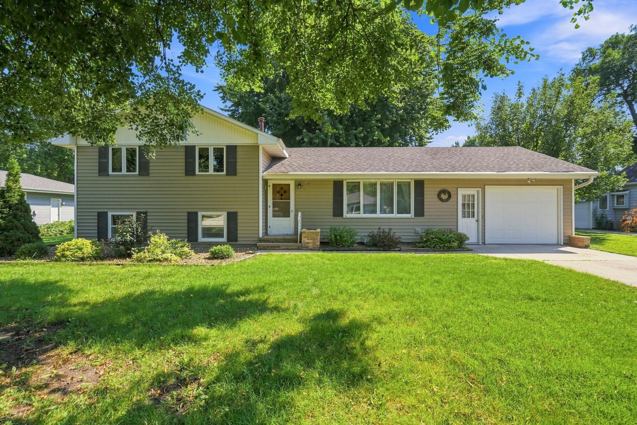 807 N Renville Street Property Photo 1