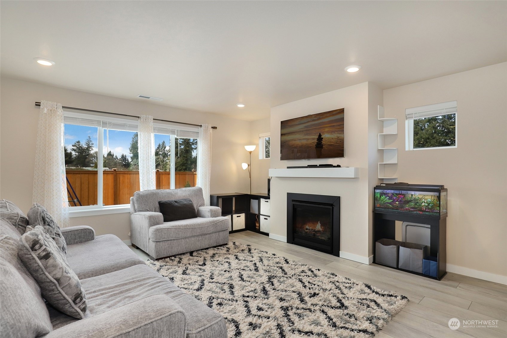 825 Vine Maple Street Property Photo 3