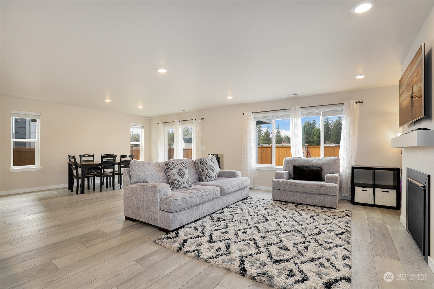 825 Vine Maple Street Property Photo 4