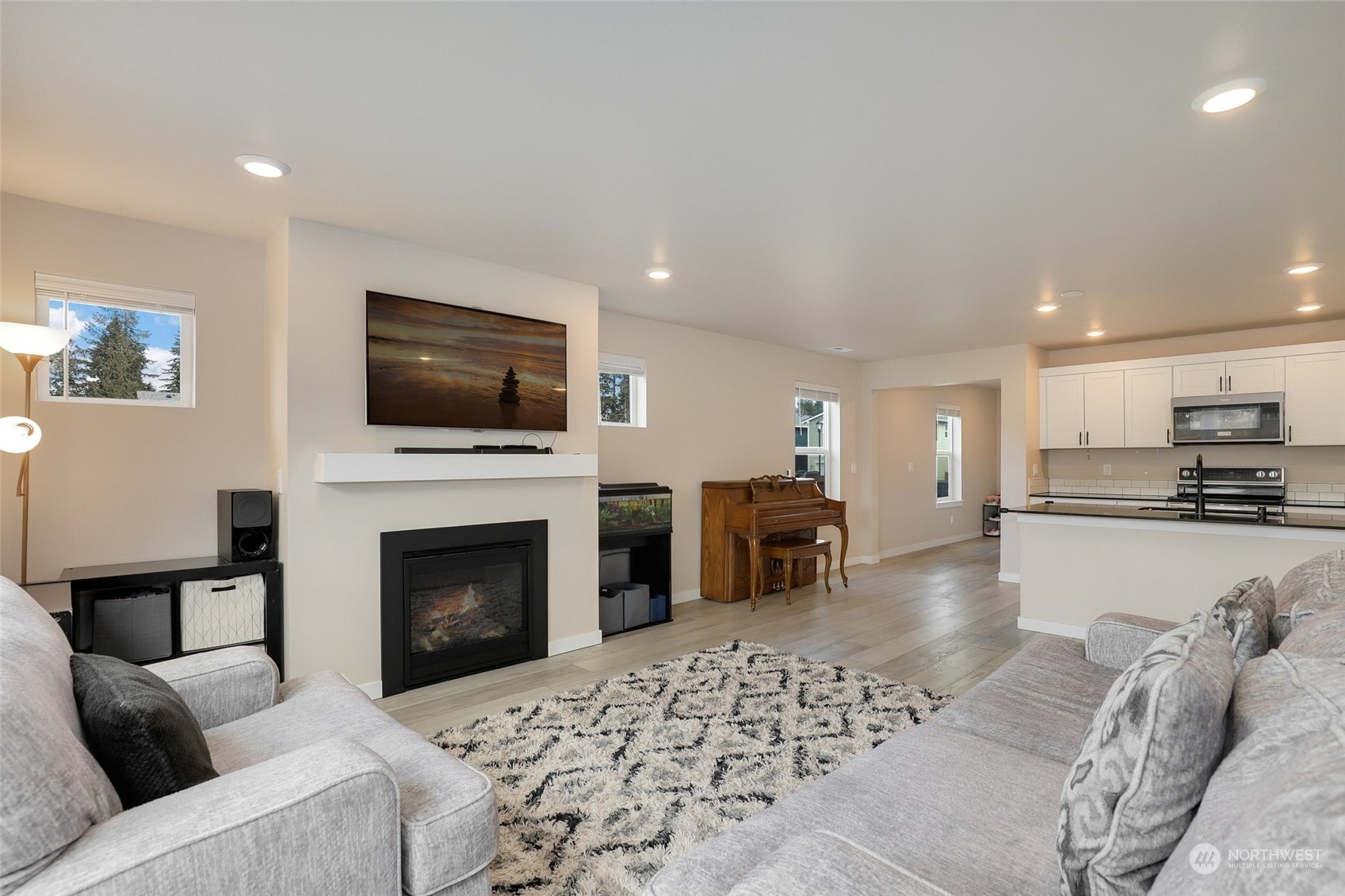 825 Vine Maple Street Property Photo 5