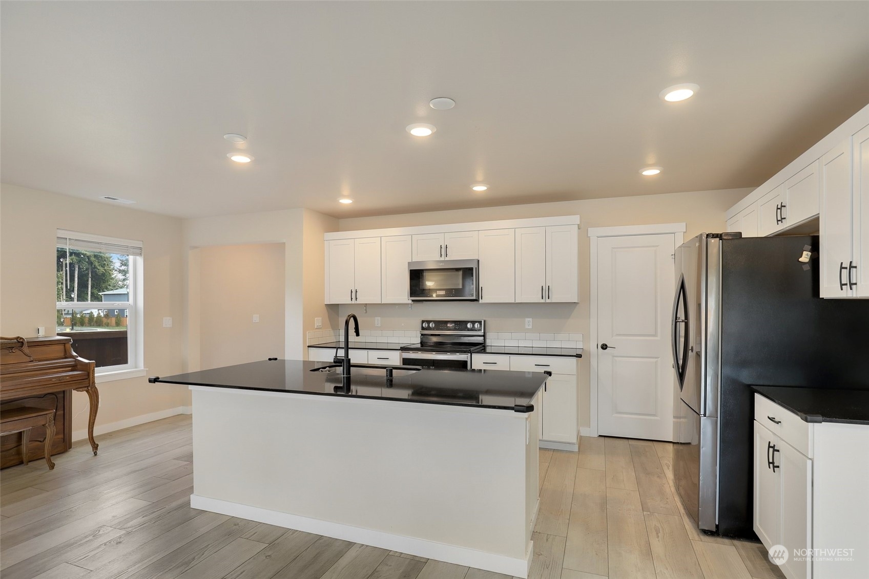 825 Vine Maple Street Property Photo 7