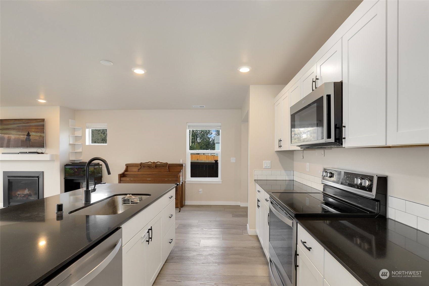 825 Vine Maple Street Property Photo 8