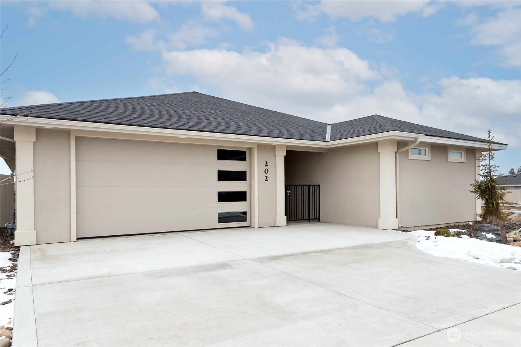 202 E Chinook Road Property Photo