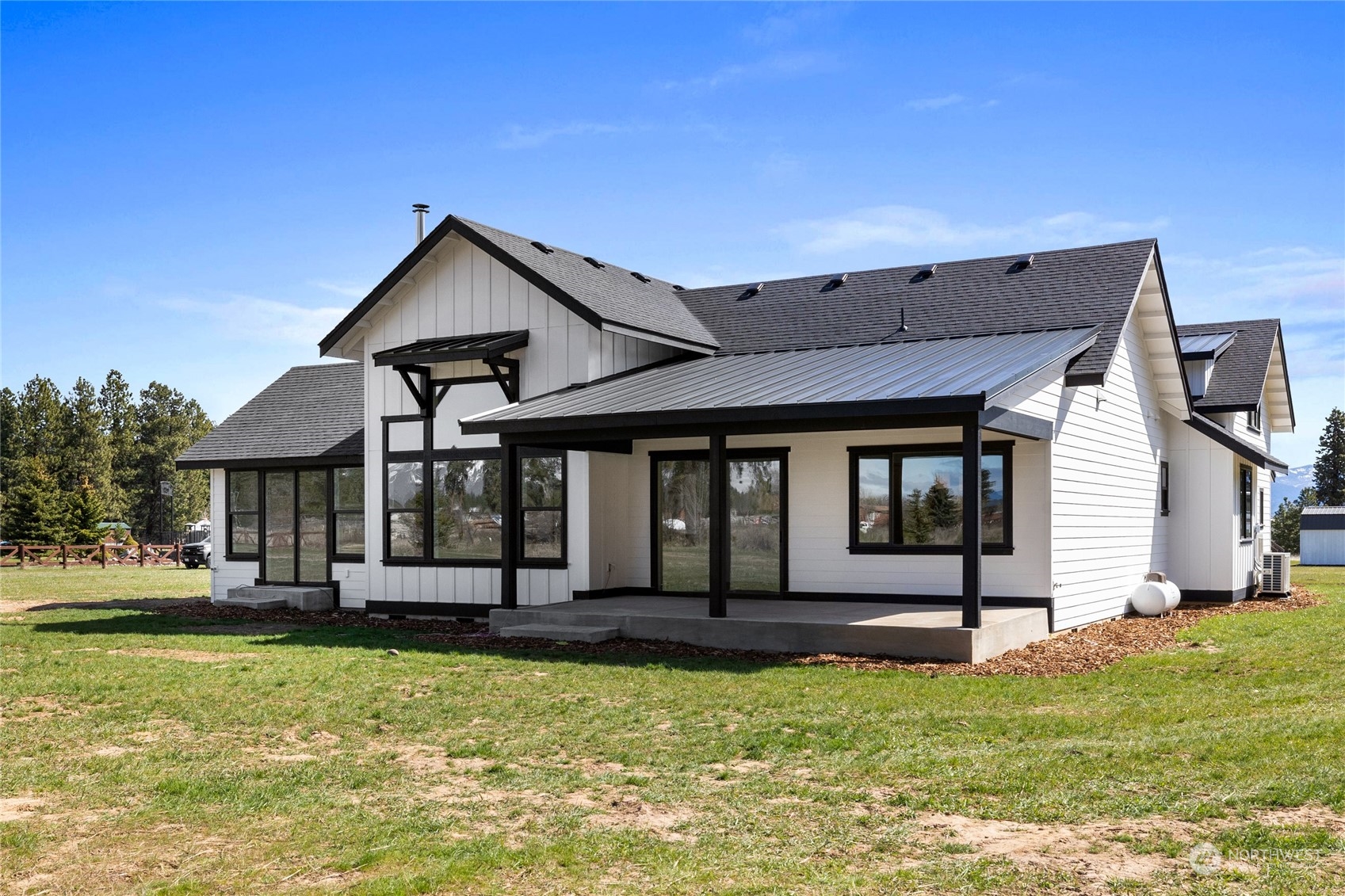 1057 Pays Road Property Photo 8