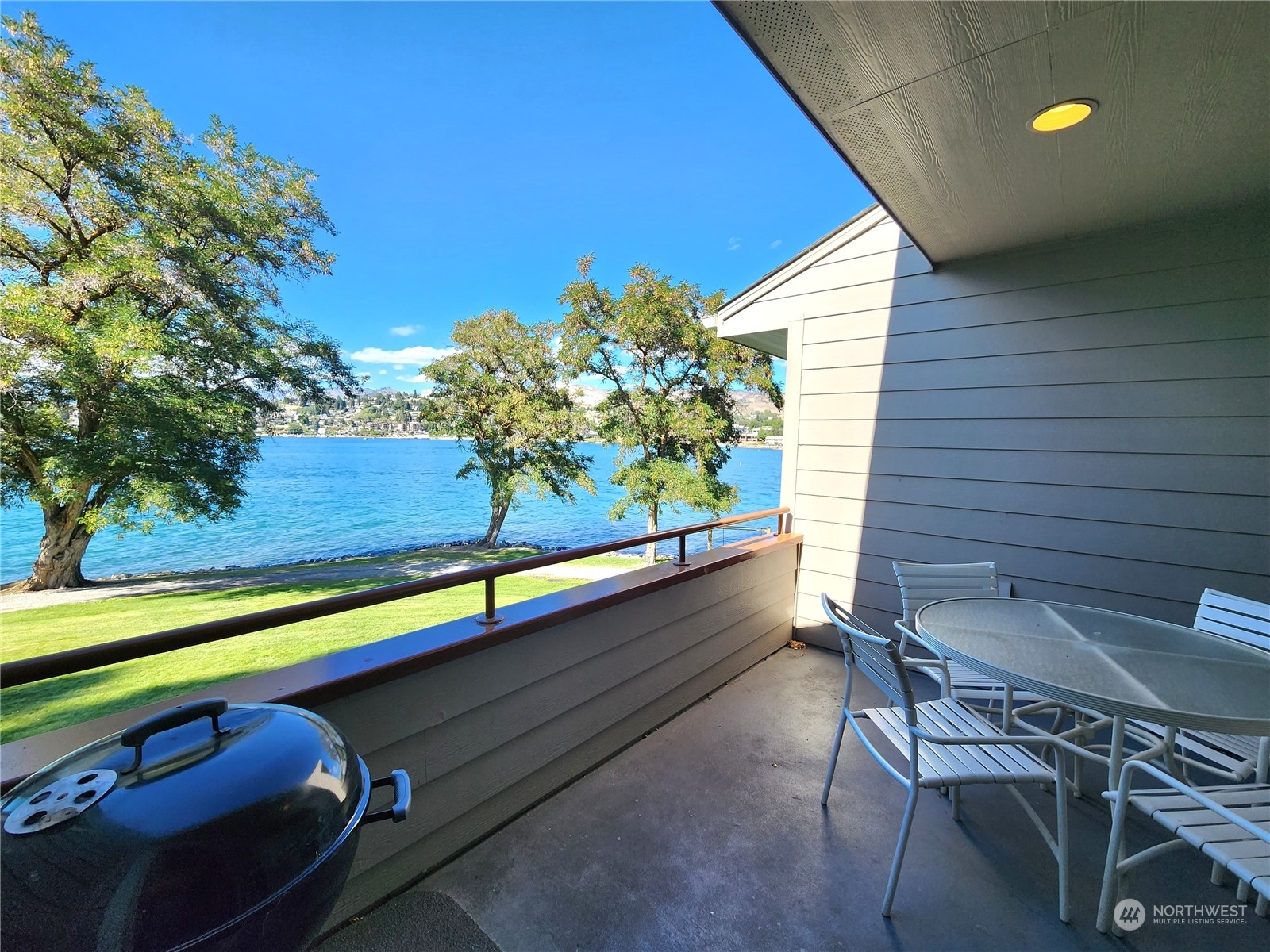 1 Beach 592-E Property Photo 1