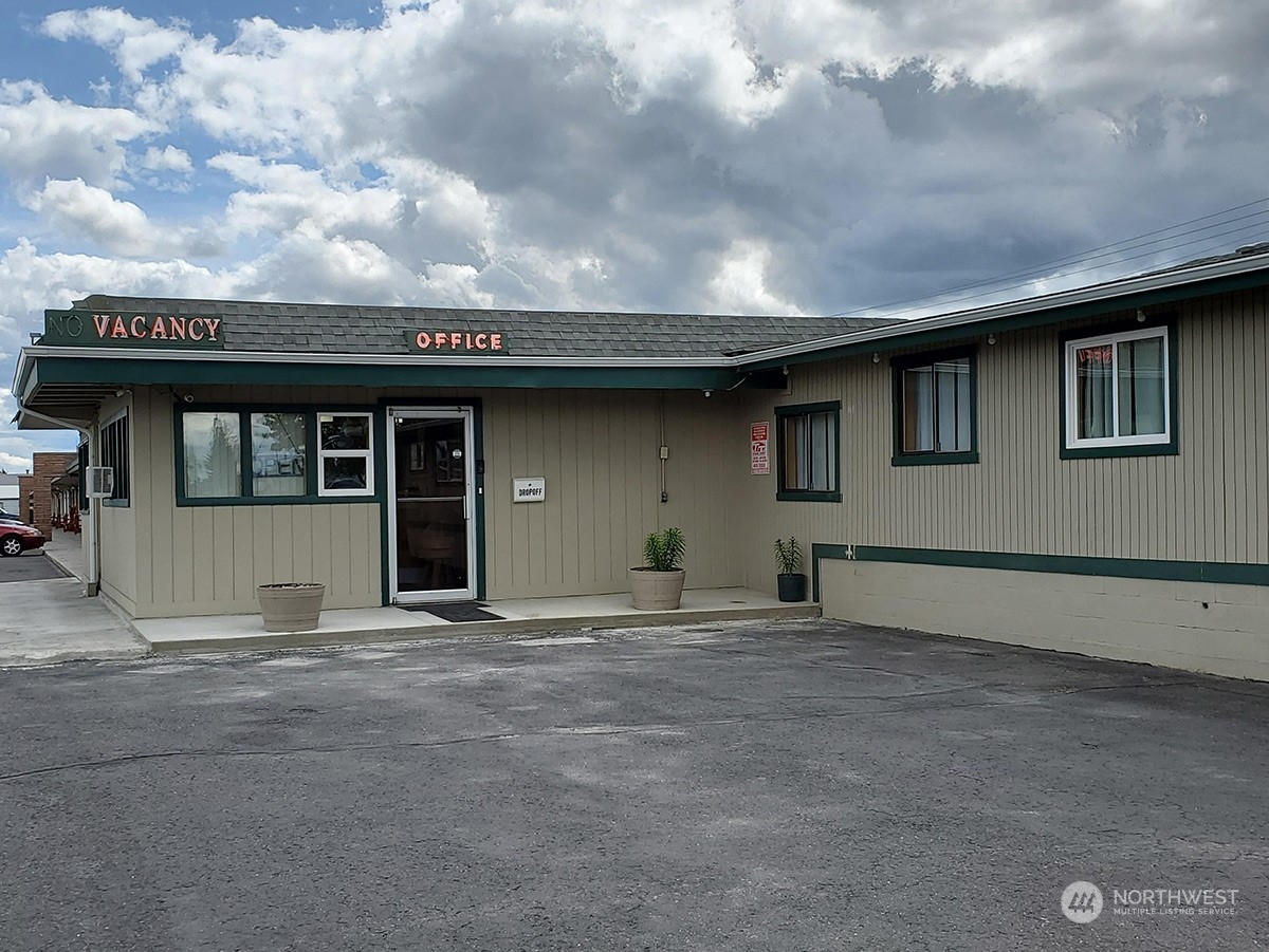 12525 W Sunset Highway Property Photo