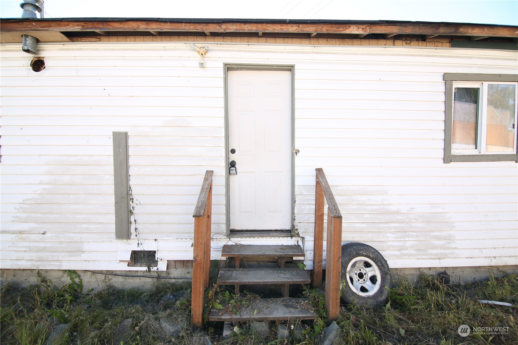 901 W Hazel St Property Photo 3