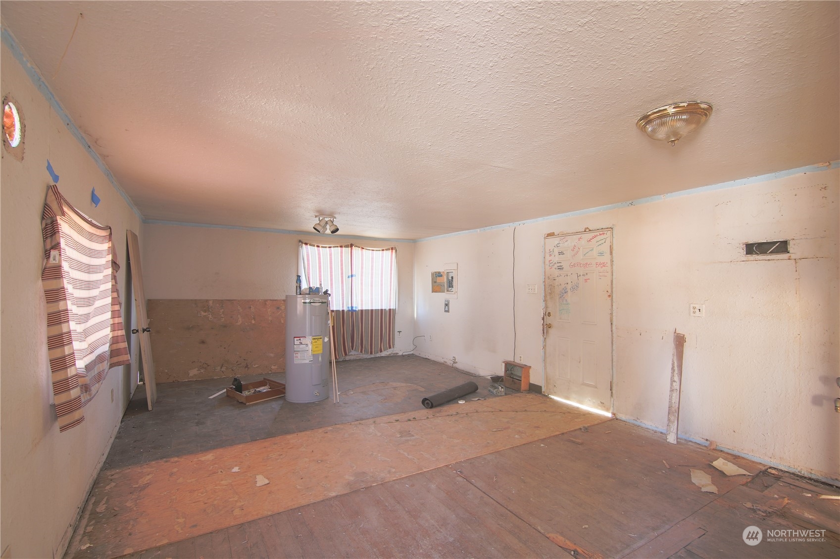 901 W Hazel St Property Photo 4