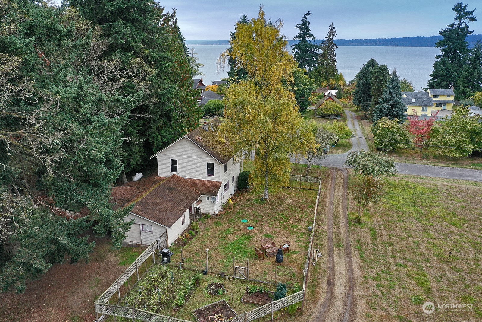 321 Edgecliff Drive Property Photo 2