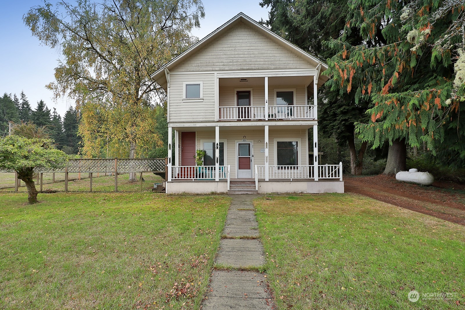 321 Edgecliff Drive Property Photo 3