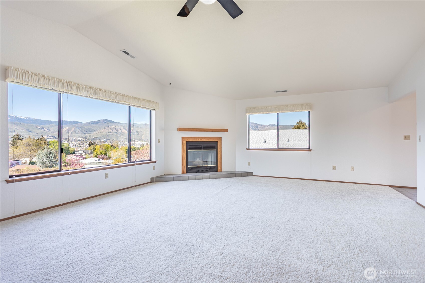 1352 Eastmont 15 Property Photo 6