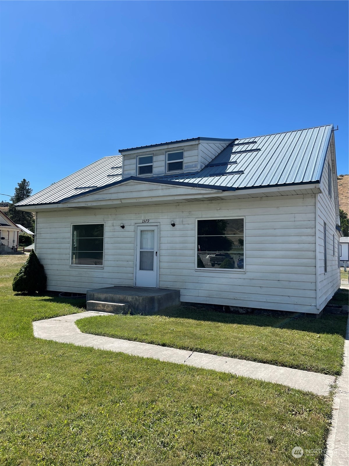 1579 2nd Ave N Property Photo 1