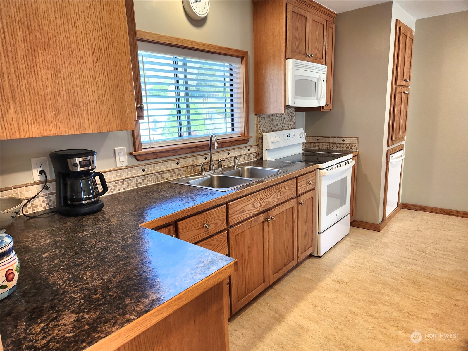 2023 Deerpath Drive Property Photo 7