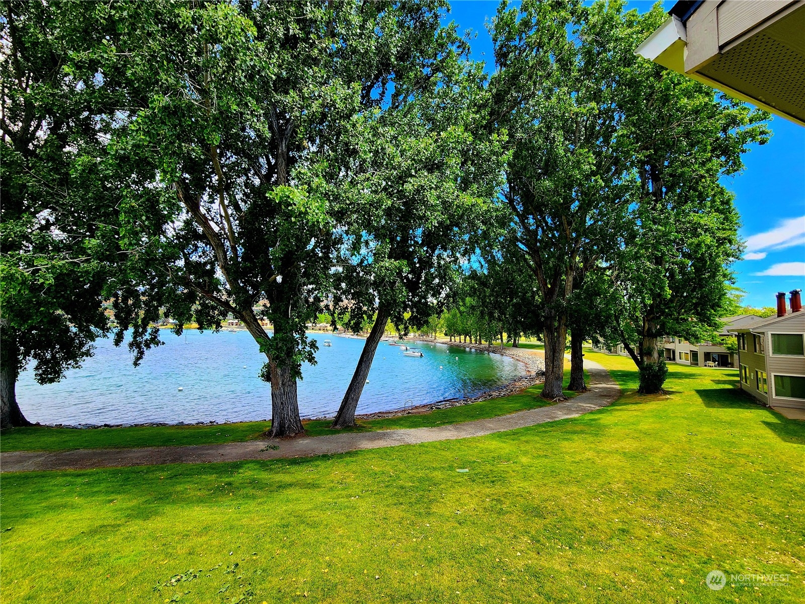 1 Beach 582-q Property Photo 3