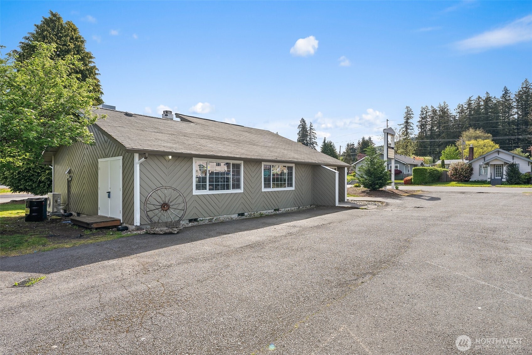 472 Sussex Avenue Property Photo 3