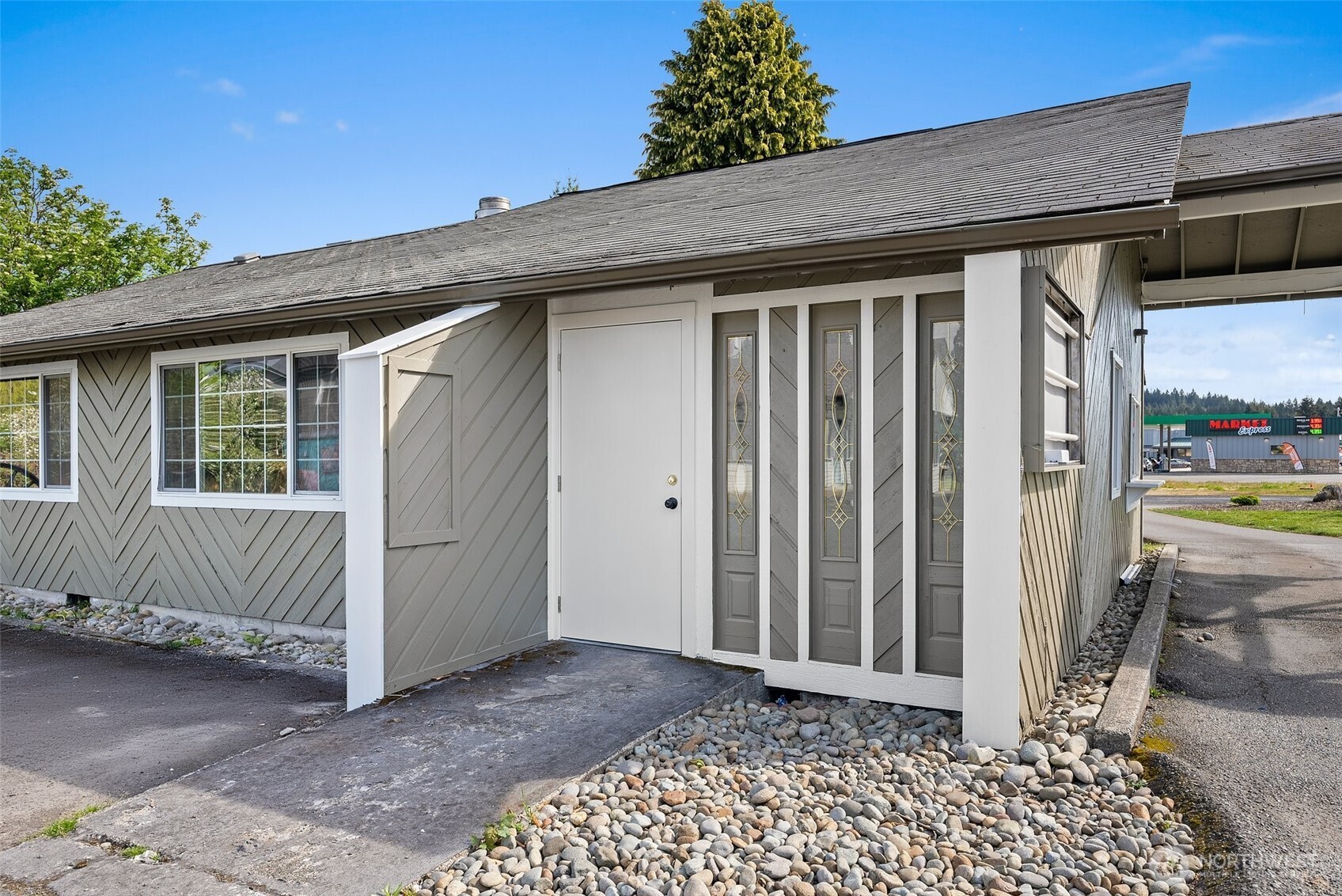 472 Sussex Avenue Property Photo 6