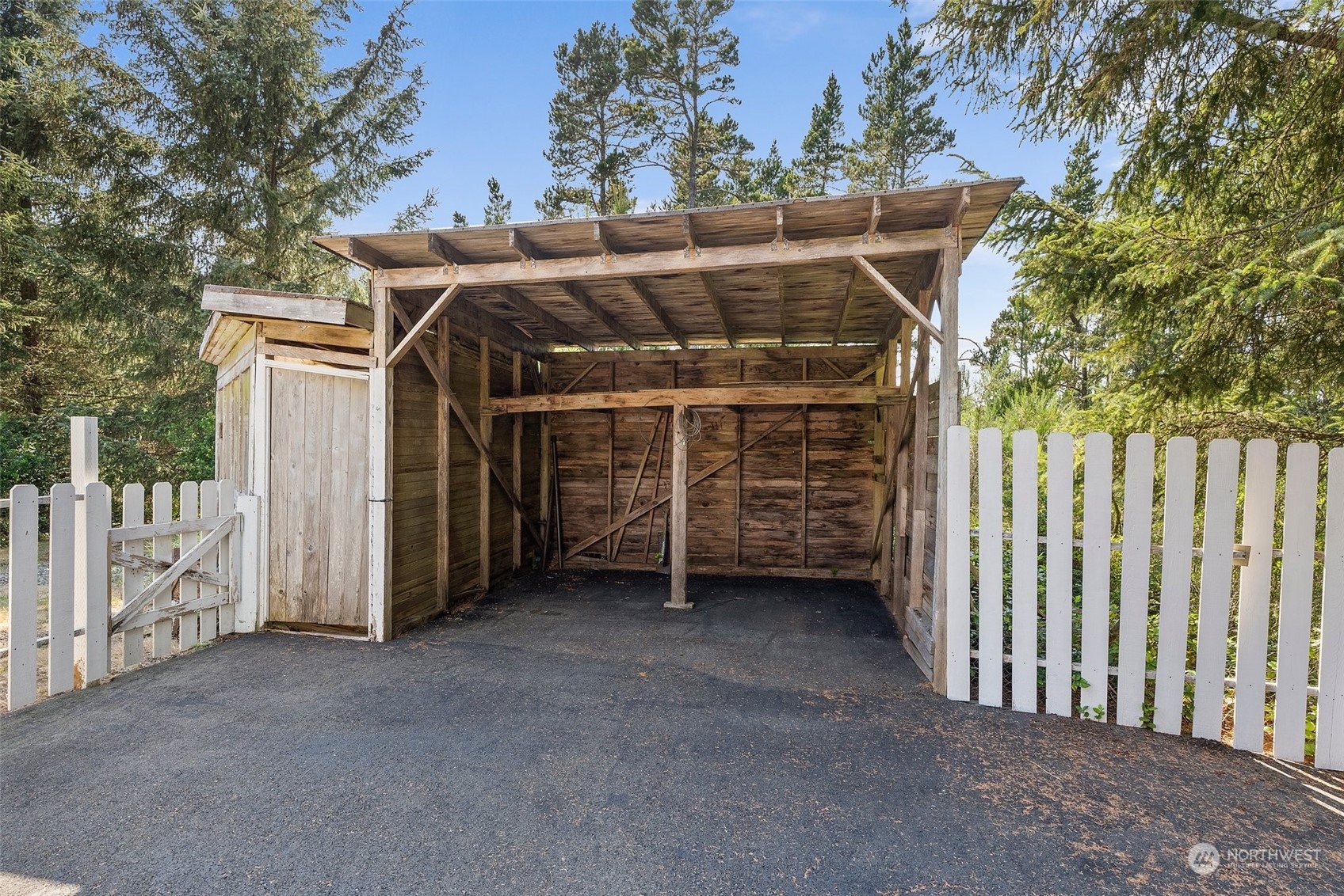 711 Baker Street Property Photo 38