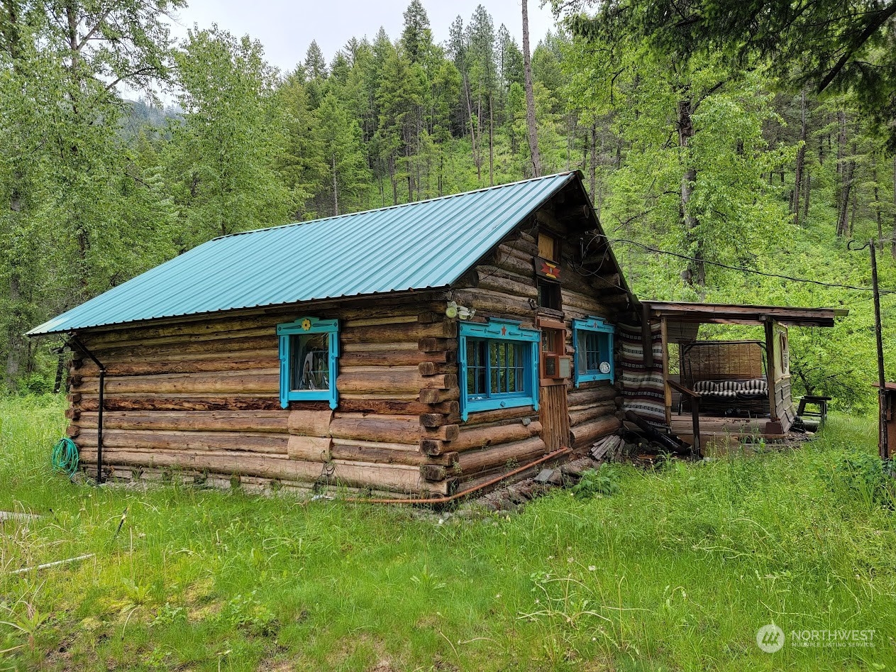 2510 E San Poil Road Property Photo 1